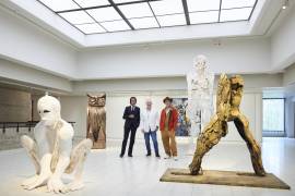 Brad Pitt (d) debutó como escultor en una exposición conjunta con el músico australiano Nick Cave (i) y el artista británico Thomas Houseago (c) en el Museo de Arte Sara Hildén de la ciudad de Tampere, Finlandia.