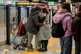 Pasajeros de un vuelo procedente de Abu Dabi aterrizan en el aeropuerto de Fiumicino, en Roma, Italia.