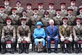 24/10/2017. La reina Isabel II de Gran Bretaña y el entonces príncipe Carlos, Príncipe de Gales durante una visita oficial al Regimiento Montado de Caballería Doméstica en Hyde Park Barracks en Londres.