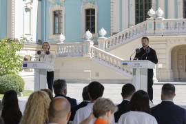 El presidente ucraniano Volodymyr Zelensky y la presidenta de la Comisión Europea, Ursula Von der Leyen en conferencia de prensa en Kiev, Ucrania.