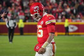 Patrick Mahomes lidera a los Chiefs de Kansas City en un duelo de vida o muerte ante los Chargers de Los Angeles, obligados a ganar para seguir en la pelea por los Playoffs de la NFL 2025.