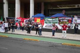 Trabajadores sindicalizados del seguro social hicieron cierres intermitentes en la lateral de reforma a la altura de las oficinas principales del IMSS.