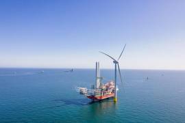 Primer generador eólico de East Anglia THREE. La energética emiratí Masdar y la escocesa ScottishPower, subsidiaria de Iberdrola, informaron de la primera turbina del parque eólico marino East Anglia THREE