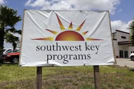 Un cartel de Southwest Key Campbell, un refugio para niños que han sido separados de sus padres en Phoenix.