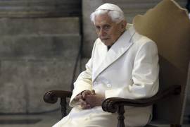 En esta imagen de archivo del 8 de diciembre de 2015, el papa emérito Benedicto XVI sentado en la basí­lica de San Pedro durante una ceremonia para celebrar el inicio del año litúrgico. AP/Gregorio Borgia