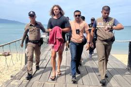 El chef español Daniel Sancho Bronchalo (2-I) es escoltado por agentes de policía tailandeses a su llegada a un puerto antes de acudir al tribunal en la isla de Koh Samui, en el sur de Tailandia, el 7 de agosto de 2023.