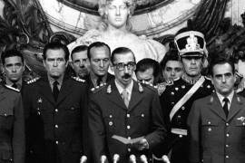 En esta fotografía de archivo del 24 de marzo de 1976, el dictador de Argentina, general Jorge Rafael Videla, centro, es jurado como presidente en Bueno Aires, Argentina. Con un mundo dividido por la Guerra Fría.