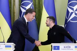 El nuevo secretario general de la OTAN, Mark Rutte y el presidente ucraniano, Volodímir Zelensky (der.), se estrechan la mano durante una conferencia de prensa conjunta tras su reunión en Kiev, Ucrania.