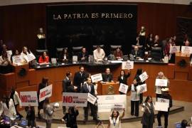 La reforma modifica principalmente los artículos 103 y 107 de la Constitución, con cambios que tienen como objetivo reforzar la supremacía constitucional, eliminando la posibilidad de que se utilicen amparos o controversias para impugnar reformas a la Constitución.