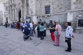 Obras del Paseo Capital no frenan la devoción: feligreses se congregan en las afueras de la Catedral de Saltillo.