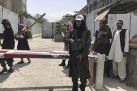 Combatientes talibanes montan guardia en un puesto de control cerca de la embajada de EU, anteriormente custodiado por tropas estadounidenses, en Kabul, Afganistán, el 17 de agosto de 2021.