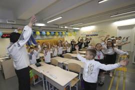 Niños ucranianos asisten a una escuela subterránea recién construida en el primer día del nuevo año escolar en Járkov, Ucrania, el 1 de septiembre de 2026, en medio de la invasión rusa.