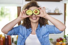 Los aguacates contienen abundante vitamina E y grasas saludables, que contribuyen a proteger las células de los ojos.