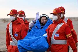 El astronauta Fei Junlong sale de la cápsula de retorno de la nave espacial tripulada Shenzhou-15 en el sitio de aterrizaje de Dongfeng en la Región Autónoma de Mongolia Interior, en el norte de China.