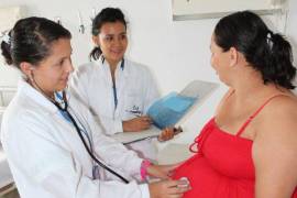 La Jurisdicción Sanitaria 01 destacó que el seguimiento prenatal oportuno permite detectar enfermedades como diabetes gestacional, hipertensión y anemia, además de proteger la salud del bebé.