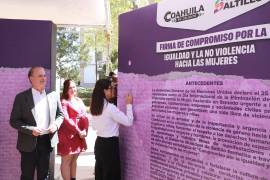 Autoridades municipales y representantes del DIF participaron en el evento.