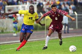 Freddy Rincón (i) lucha por el balón con el venezolano Elvis Martínez durante un partido de las eliminatorias sudamericanas para la Copa del Mundo Francia 1998, en San Cristóbal, Venezuela.