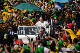 El Papa Francisco llega para reunirse con miles de voluntarios de la Jornada Mundial de la Juventud en el Passeio Marítimo de Algés, en las afueras de Lisboa.