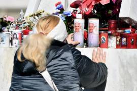 Una mujer rinde homenaje al Papa Francisco en el exterior del Hospital Universitario Gemelli. El papa podría renunciar “si tuviera dificultades graves para cumplir su servicio”, asegura el cardenal Gianfranco Ravasi.