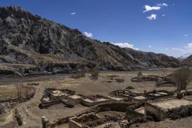 El poblado abandonado de Samjung, con cuevas antiguas en los acantilados al fondo, puede apreciarse en la región de Mustang, el viernes 18 de abril de 2025, al oeste de Katmandú, Nepal.