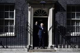 El primer ministro británico, Boris Johnson, saluda cuando ingresa al número 10 de Downing Street luego de su nombramiento por la Reina en Londres, Gran Bretaña.
