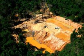 “Un campamento de minería ilegal, visto desde un helicóptero de la Agencia Ambiental de Brasil, durante un operativo contra la minería ilegal en territorio indígena yanomami”, informó AP.
