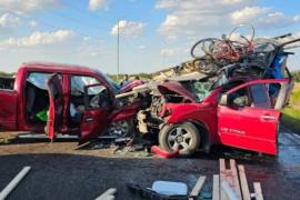 Unidades impactaron de frente contra una camioneta Ford roja con placas de Texas.