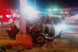 El Chevrolet Chevy quedó con daños severos luego de impactarse contra la base metálica de un semáforo.