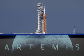 La misión Artemis dio sus primeros pasos en 2017, cuando el presidente Donald Trump firmó una Directiva de Política Espacial para ordenar a la NASA liderar un “programa innovador para llevar de nuevo astronautas estadounidenses a la Luna”.