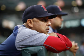 Medias Rojas 'amarran' a Alex Cora hasta el 2021 y quizá un año más