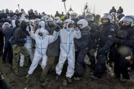 Miles de personas protestaron ayer bajo una lluvia persistente contra el plan de desalojo y demolición de una aldea del oeste de Alemania