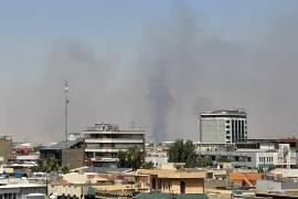 Columnas de humo negro marcan el lugar donde se produjeron explosiones cerca de una base militar que alberga a tropas estadounidenses en la ciudad de Irbil, en el norte de Irak, el 24 de julio de 2026.