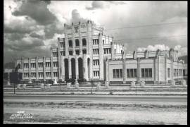 La construcción del actual edificio del Ateneo Fuente inició en 1930; fue concluido 3 años después.
