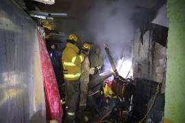 Las llamas consumieron una habitación en la parte posterior del domicilio ubicado en la calle Elías Sergio Treviño.