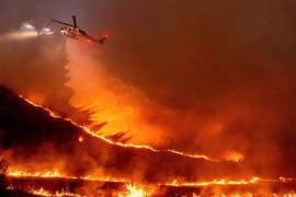 Un helicóptero arroja agua sobre el incendio Kenneth en West Hills de Los Ángeles el 9 de enero de 2025.