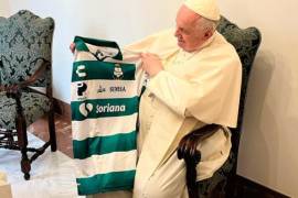De acuerdo a las fotos que presumieron estos equipos, ambos del grupo Orlegi, en sus redes sociales, en líder católico recibió con agrado las playeras, ya que él mismo es un gran aficionado al futbol.