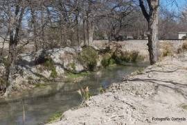 La acequia donde fue encontrado el cuerpo de Edgar Mauricio García Rodríguez, ubicada en la calle Doctor Coss, cerca de las vías del ferrocarril en Nava, Coahuila.