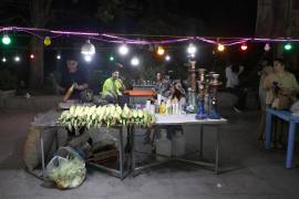 Un vendedor ambulante iraní prepara *bilal* (mazorca de maíz a la parrilla) en un puesto de mercado en el centro de Teherán, Irán, tras el anuncio de nuevas sanciones por parte de Washington.