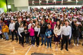 Autoridades municipales y beneficiarias de “Apoyos de Corazón” durante el evento de entrega, en el que se refrendó el compromiso de seguir apoyando a los sectores más vulnerables de Saltillo.