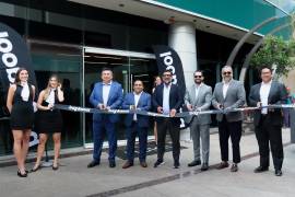 Directivos de Bankaool, acompañados del sector empresarial y funcionarios de Puebla, encabezaron el corte de listón. FOTO: CORTESÍA
