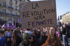 Mujeres participan en una marcha para conmemorar el Día Internacional de la Mujer en París, el sábado 8 de marzo de 2025. El letrero dice: La revolución será feminista. FOTO: