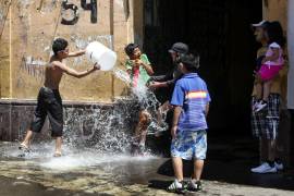 En algunas celebraciones como el Sábado de Gloria es común que ciudadanos desperdicien el agua, pese a la crisis nacional que se vive en México.