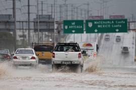 La acumulación de basura en rejillas y sistemas pluviales continúa siendo un problema durante las lluvias.