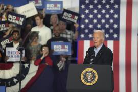 El presidente estadounidense Joe Biden habla sobre permanecer en la carrera por la presidencia durante una parada de campaña en la escuela secundaria Sherman en Madison, Wisconsin.
