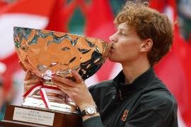 Jannik Sinner celebra en Montecarlo tras vencer a Carlos Alcaraz en la Final del Masters 1000 y recuperar el número uno del ranking ATP.