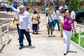 Claudia Sheinbaum Pardo, presidenta electa de México, y Andrés Manuel López Obrador, actual presidente de México, arribaron a Huatulco, Oaxaca.
