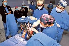 En el Centro Médico Naval, neurólogos y neurocirujanos han perfeccionado la técnica de implantación de electrodos en los núcleos subtalámicos del cerebro.