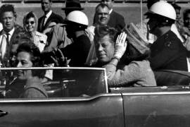 El presidente John F. Kennedy en el automóvil en Dallas, Texas, el 22 de noviembre de 1963, poco antes de ser asesinado.