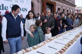 La Rosca de Reyes, símbolo de la tradición mexicana, cerrará los festejos decembrinos en la Plaza de Armas de Saltillo.