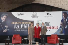 La directora general del Festival Internacional Cervantino, Mariana Aymerich (i), la secretaria de Cultura de México, Alejandra Frausto (c) y el coordinador ejecutivo del Auditorio Nacional, Eduardo Amerena.